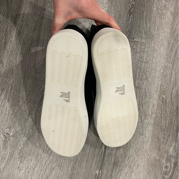 Ankle-boot silhouette Steve Madden sneakers, rendered in refined suede. … - Picture 13 of 13